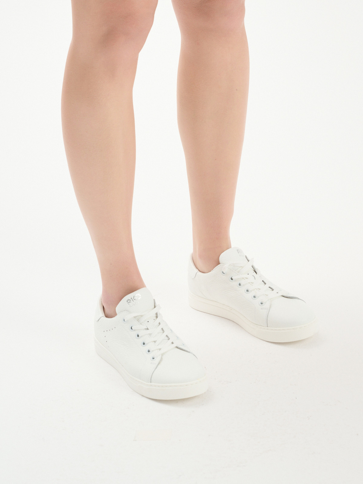 Biae póbuty sportowe na lekkim spodzie