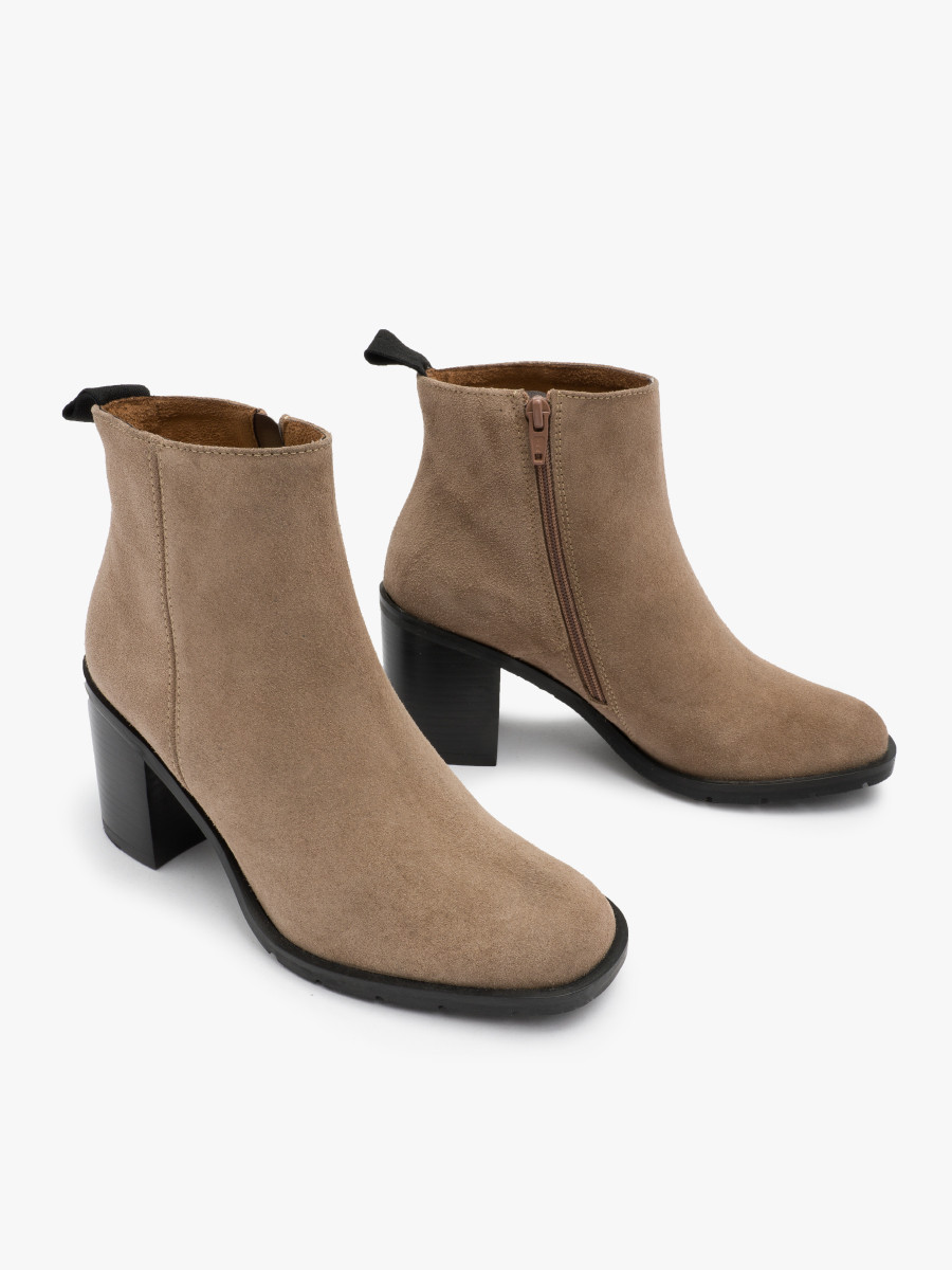 Piaskowe welurowe botki