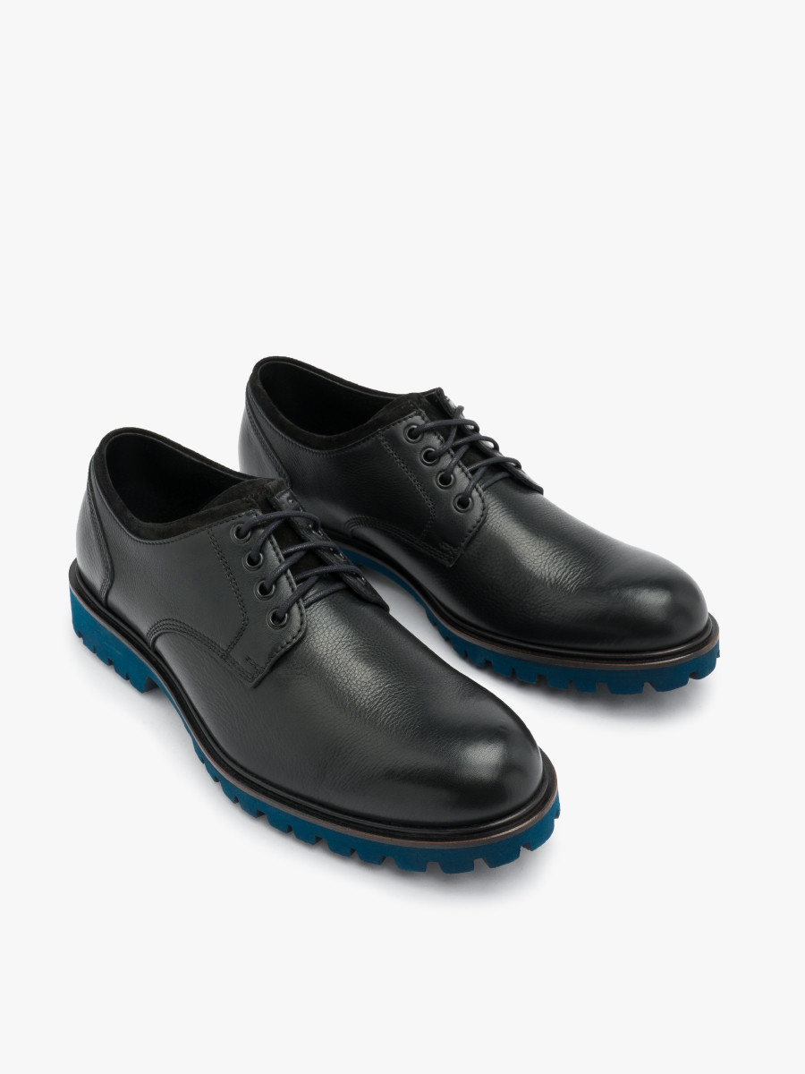 Czarne póbuty na niebieskim spodzie