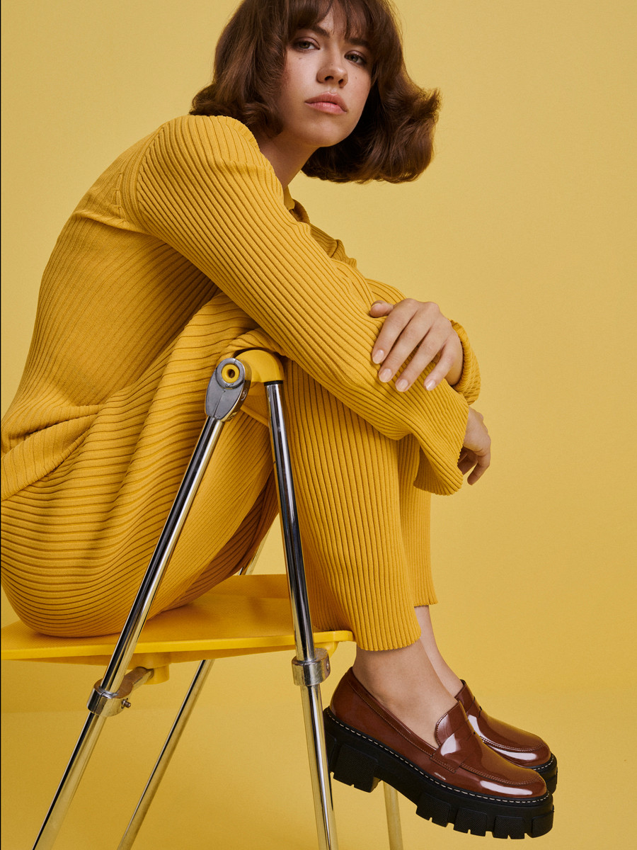 Rude mokasyny na grubej podeszwie