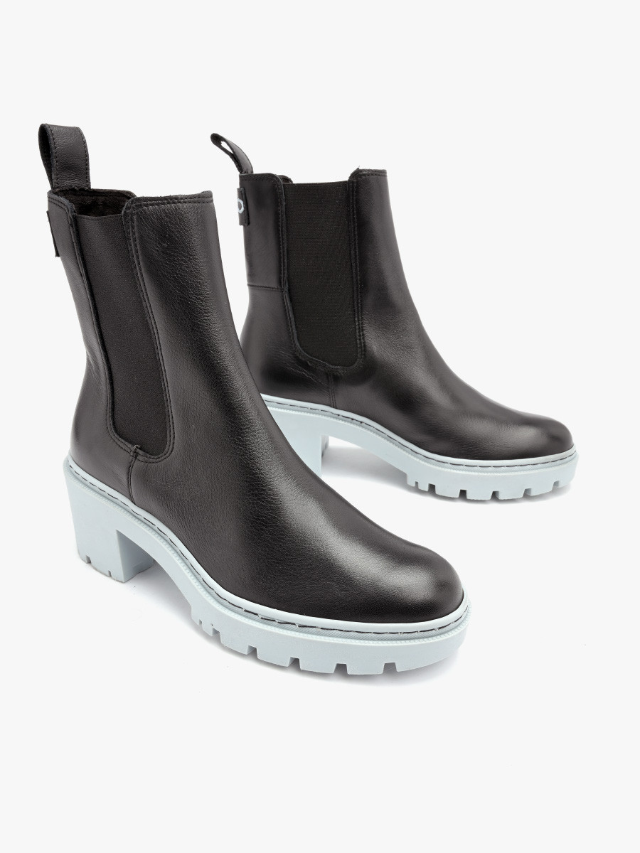 Czarne sztyblety na kolorowej podeszwie