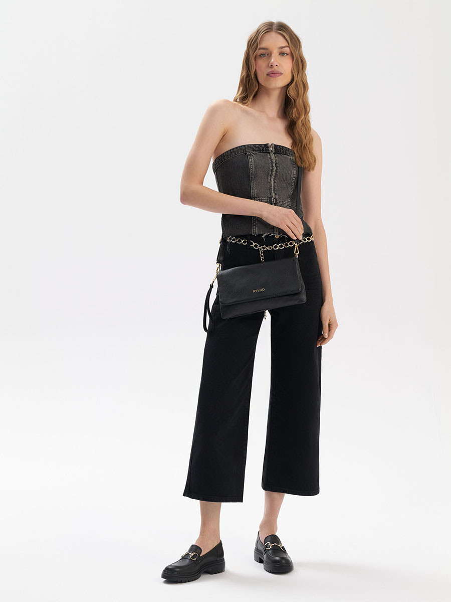 Czarny mokasyn ze zota ozdob