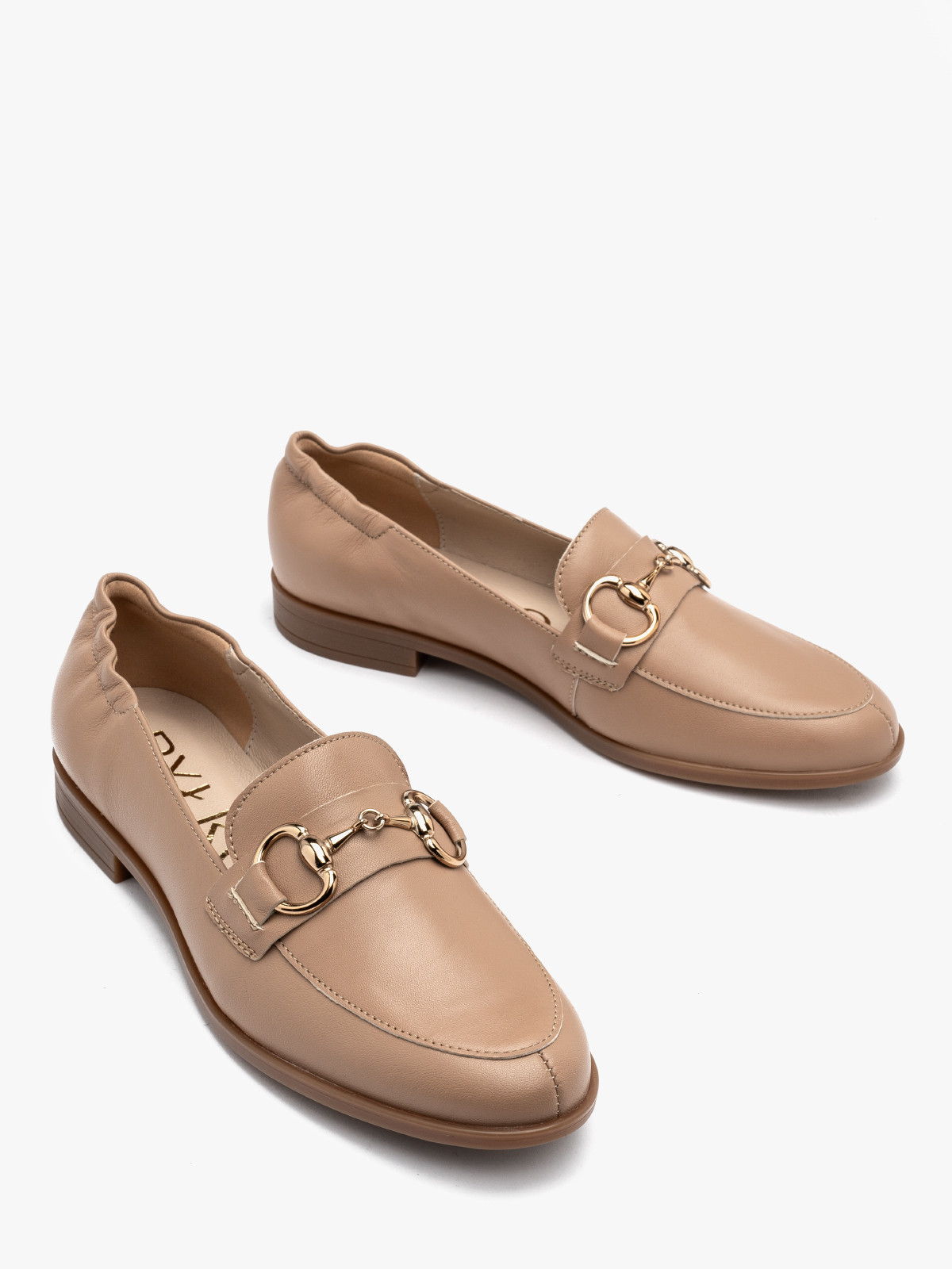 Beowy mokasyn z miedzian ozdob na cholewce