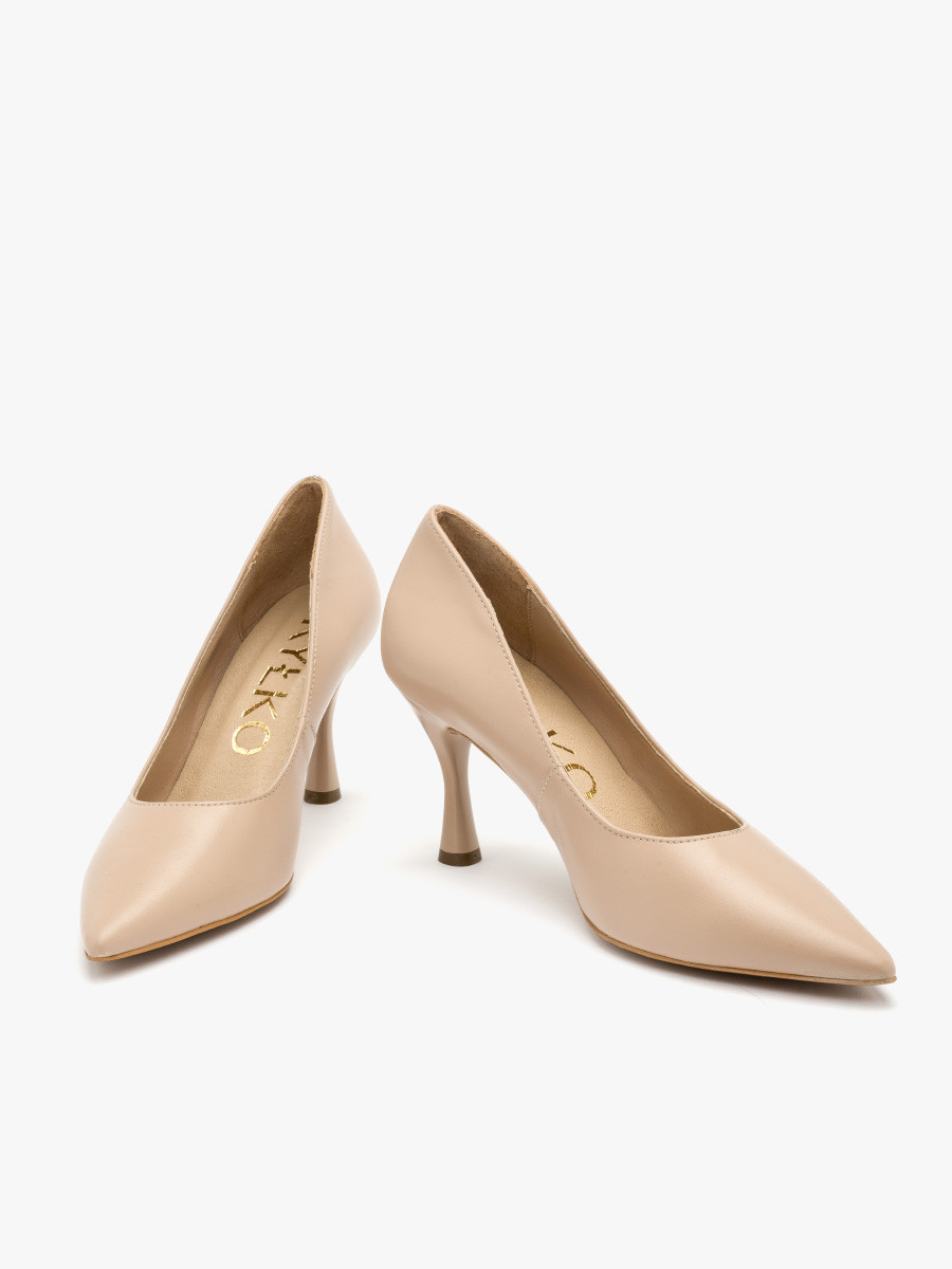 Beowe czóenko na lakierowanej szpilce