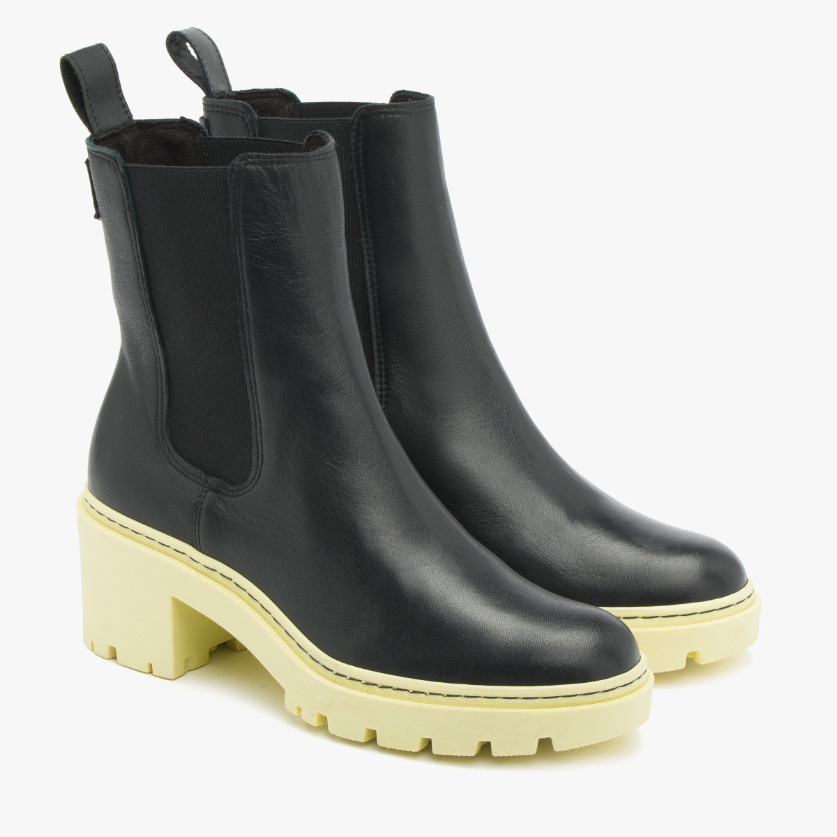 Czarne sztyblety na ótej podeszwie