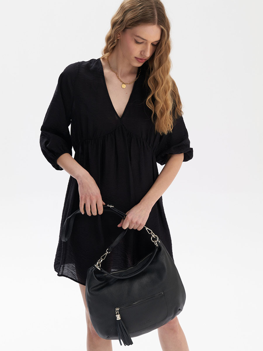 Czarna, pakowna torebka z ozdobnym frdzlem