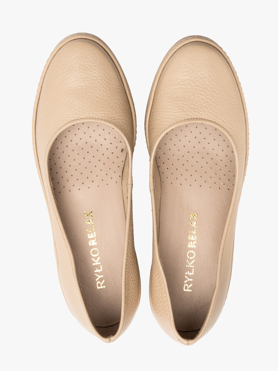 Beowe czóenko na platformie