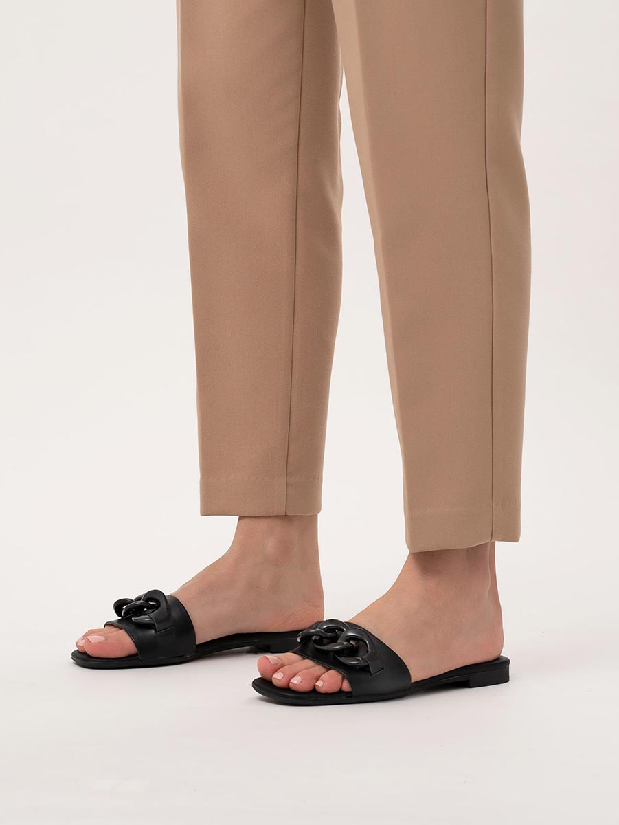 Czarne klapki z masywnym ańcuchem