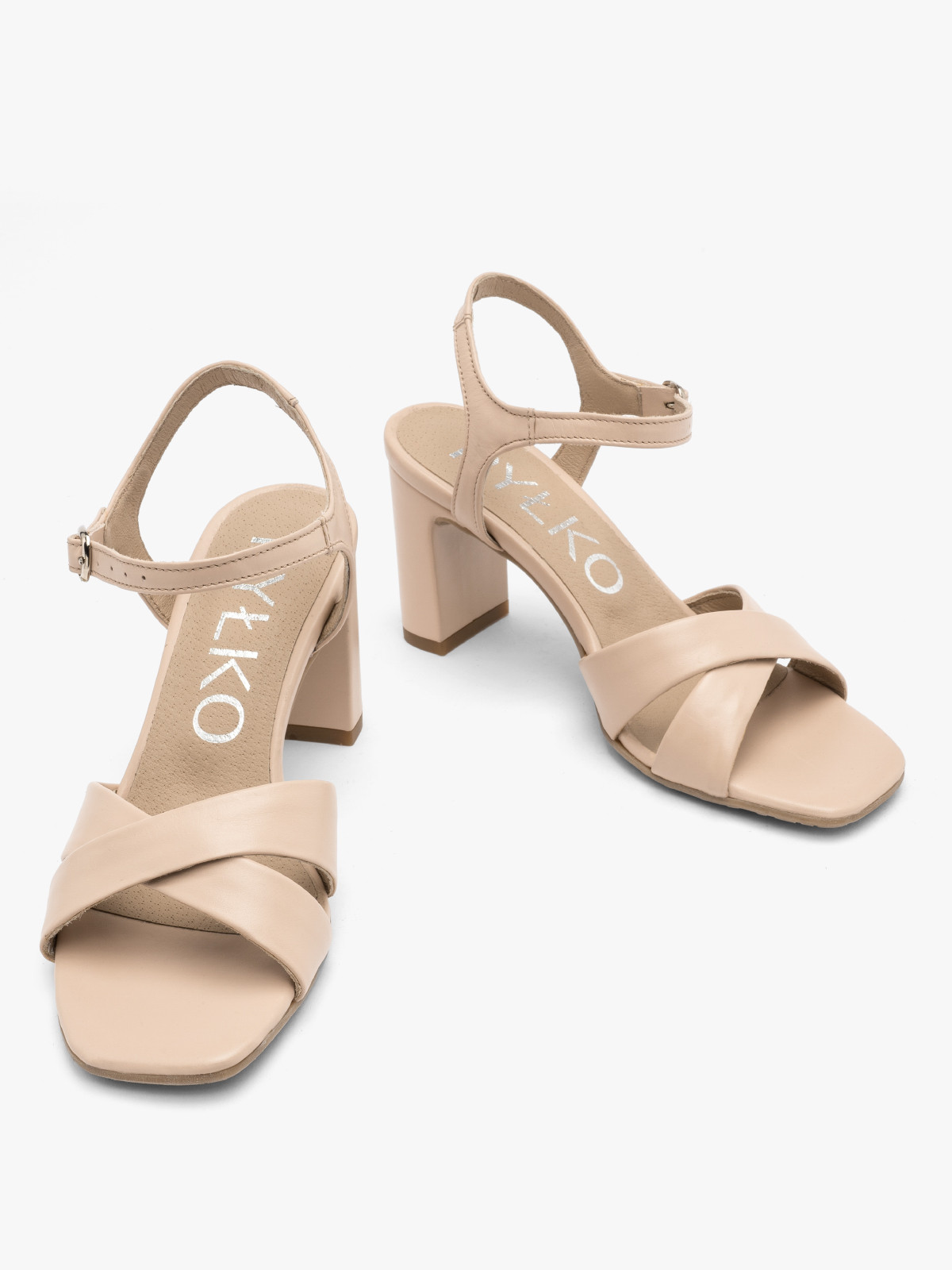 Jasnobeowe sanday na obcasie