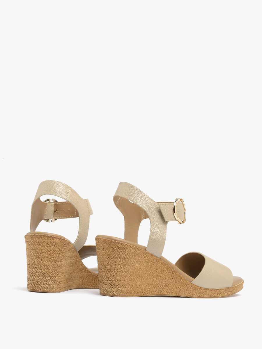 Platynowe sanday na koturnie