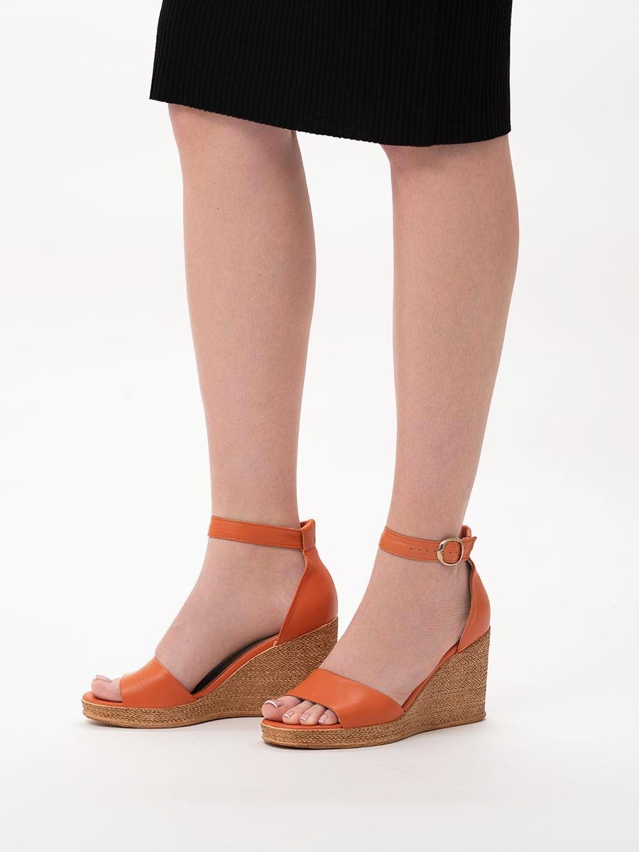 Dwuczciowe pomarańczowe sanday na koturnie