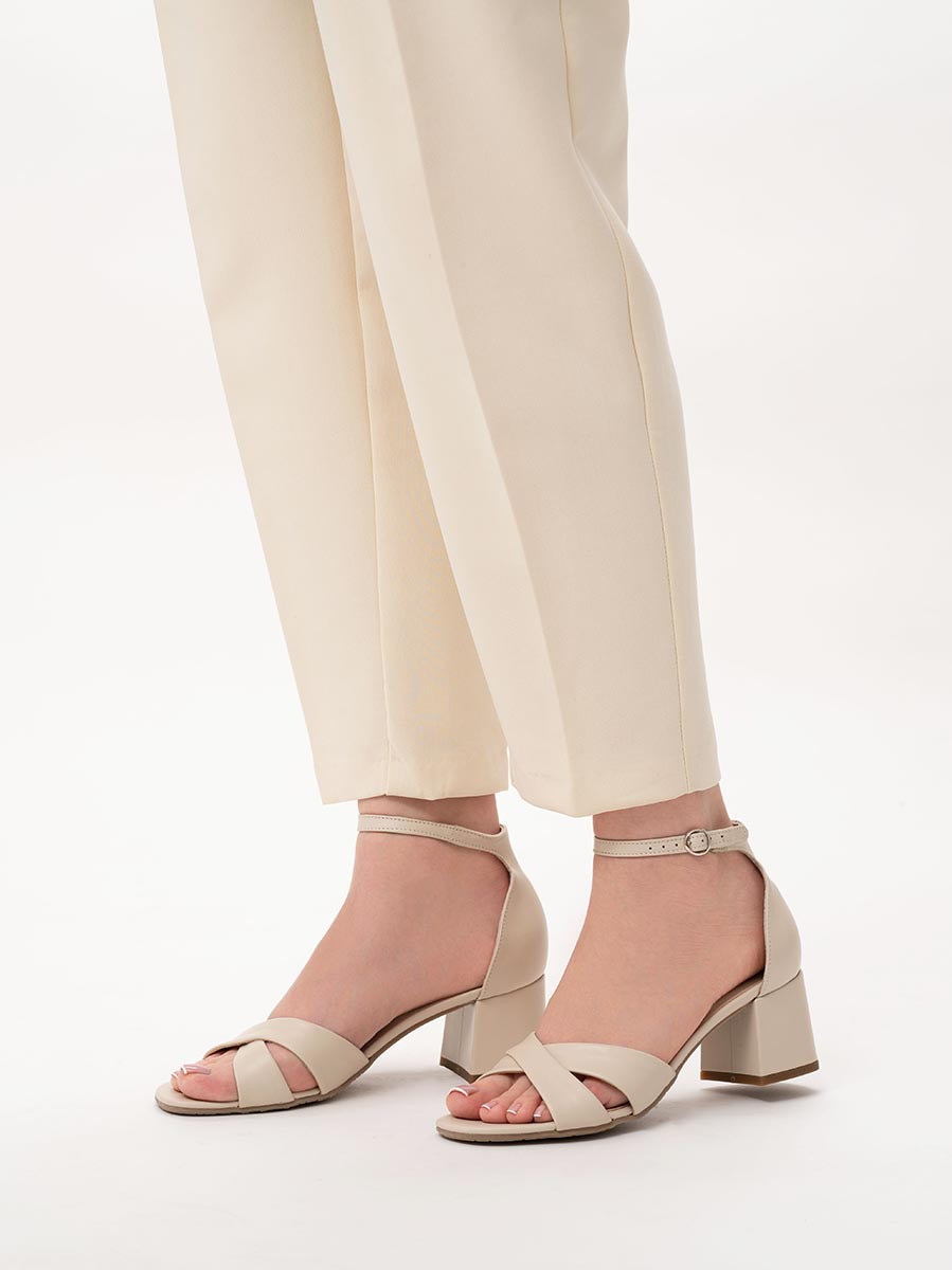 Kremowe sanday na masywnym obcasie