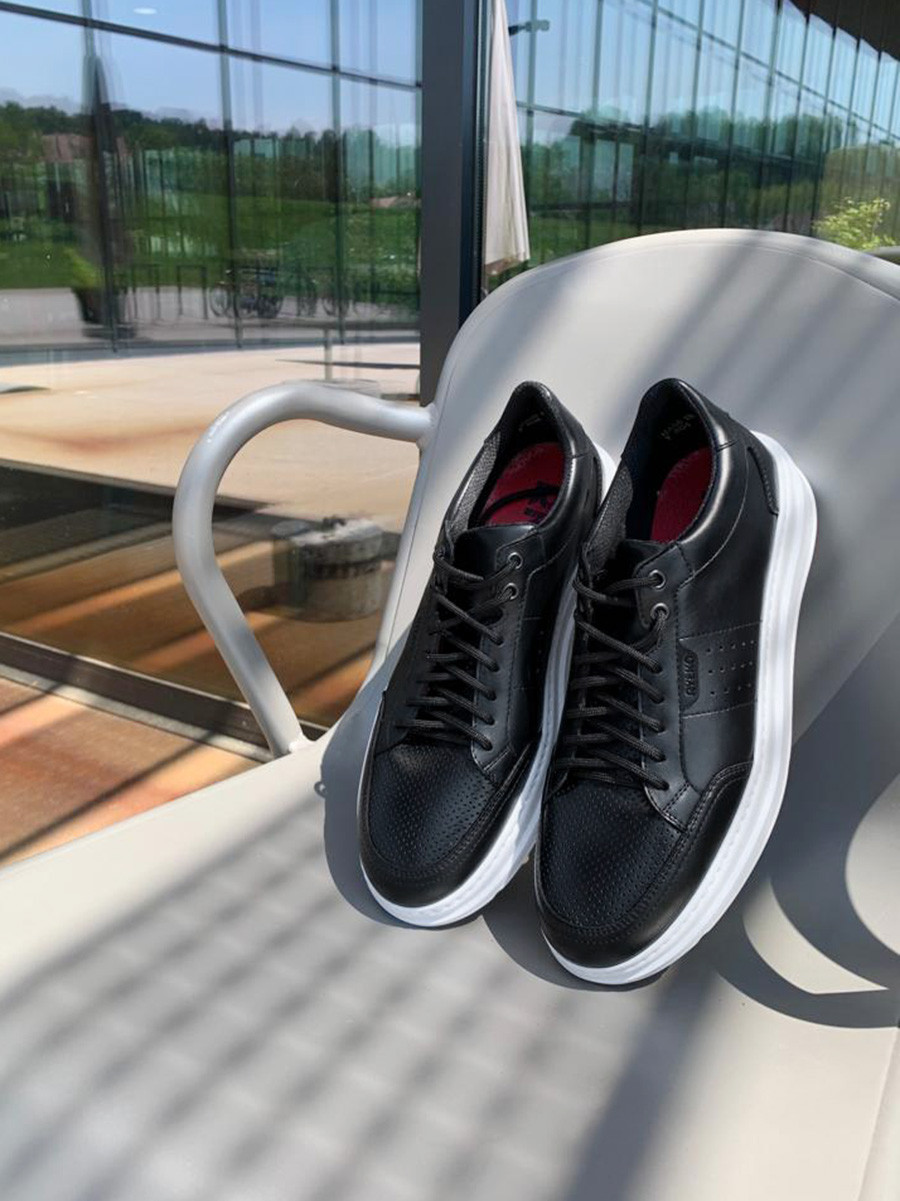 Czarne póbuty sportowe na biaym spodzie