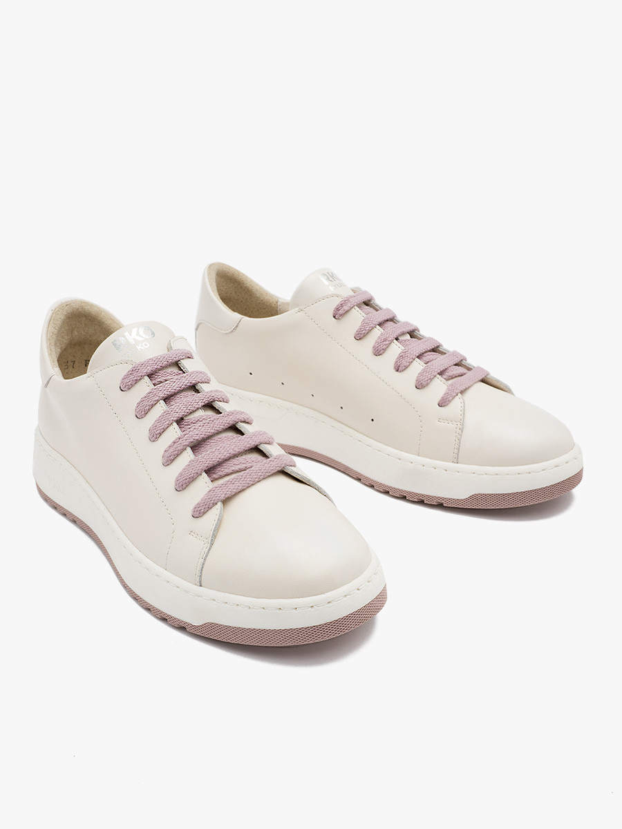 Kremowe póbuty sportowe z fioletowymi sznurówkami