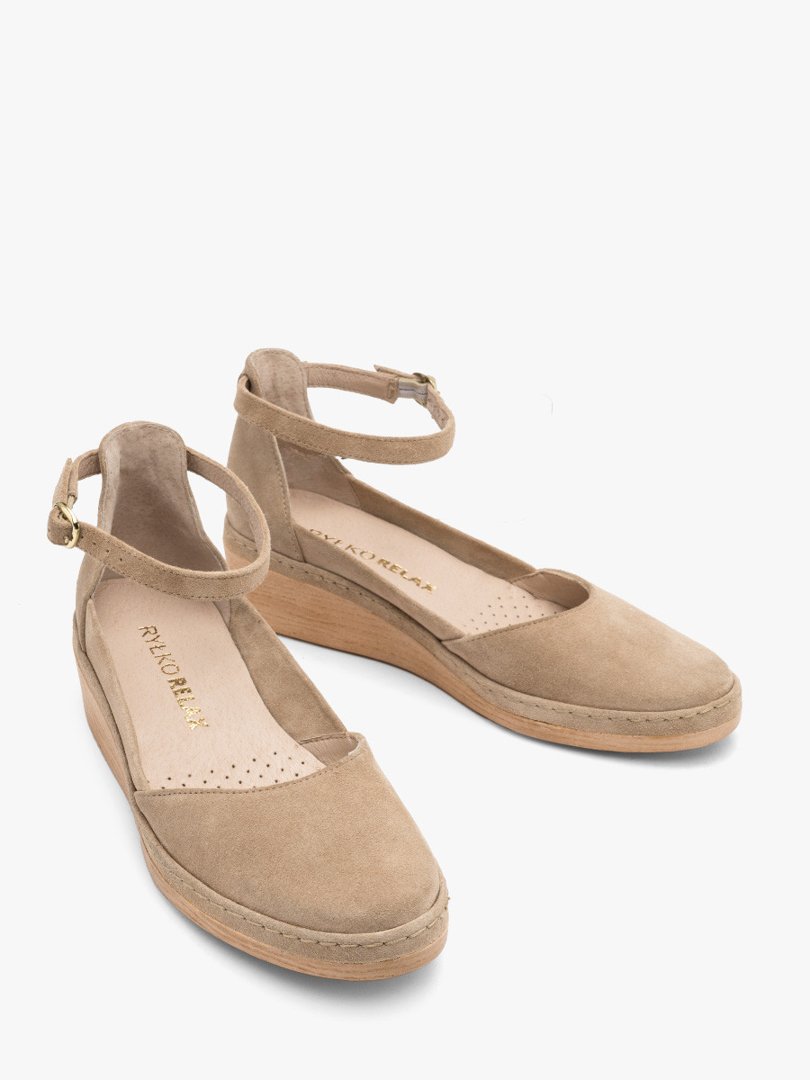 Piaskowe czóenko na platformie z paskiem wokó kostki