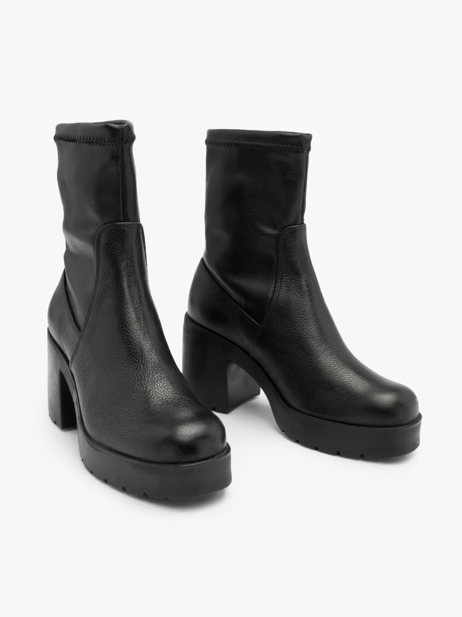 Czarne botki z elastyczn cholewk