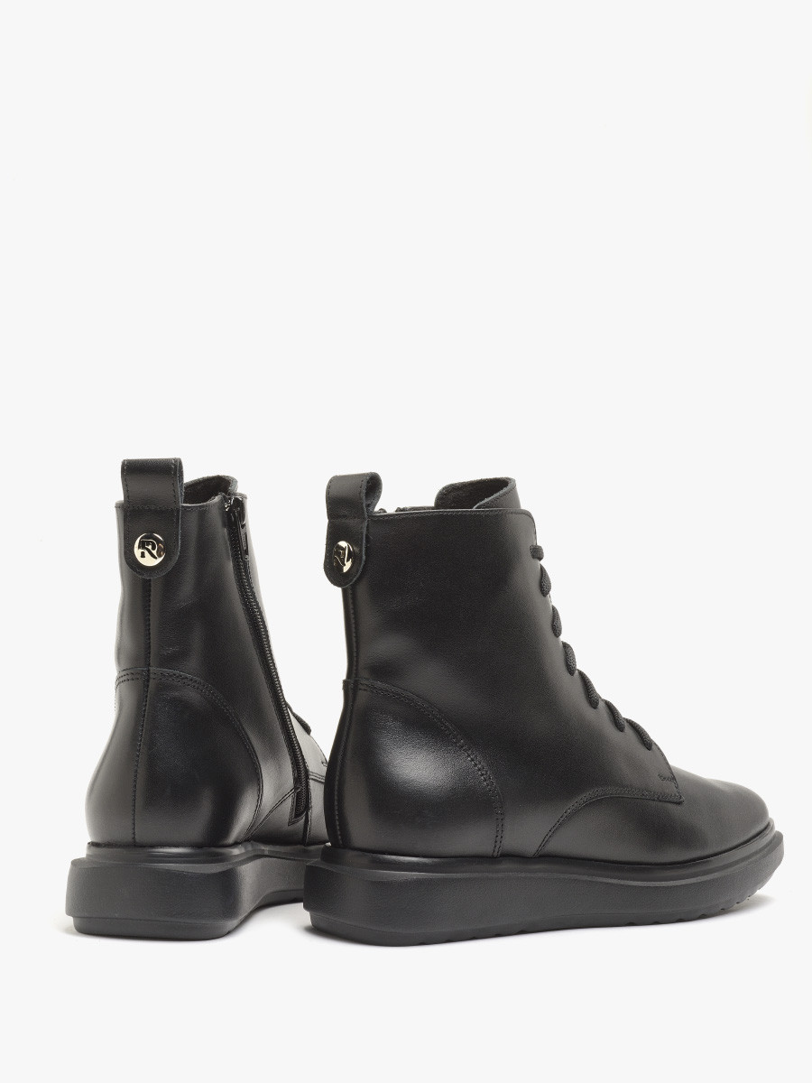 Czarne trzewiki ze srebrnymi detalami