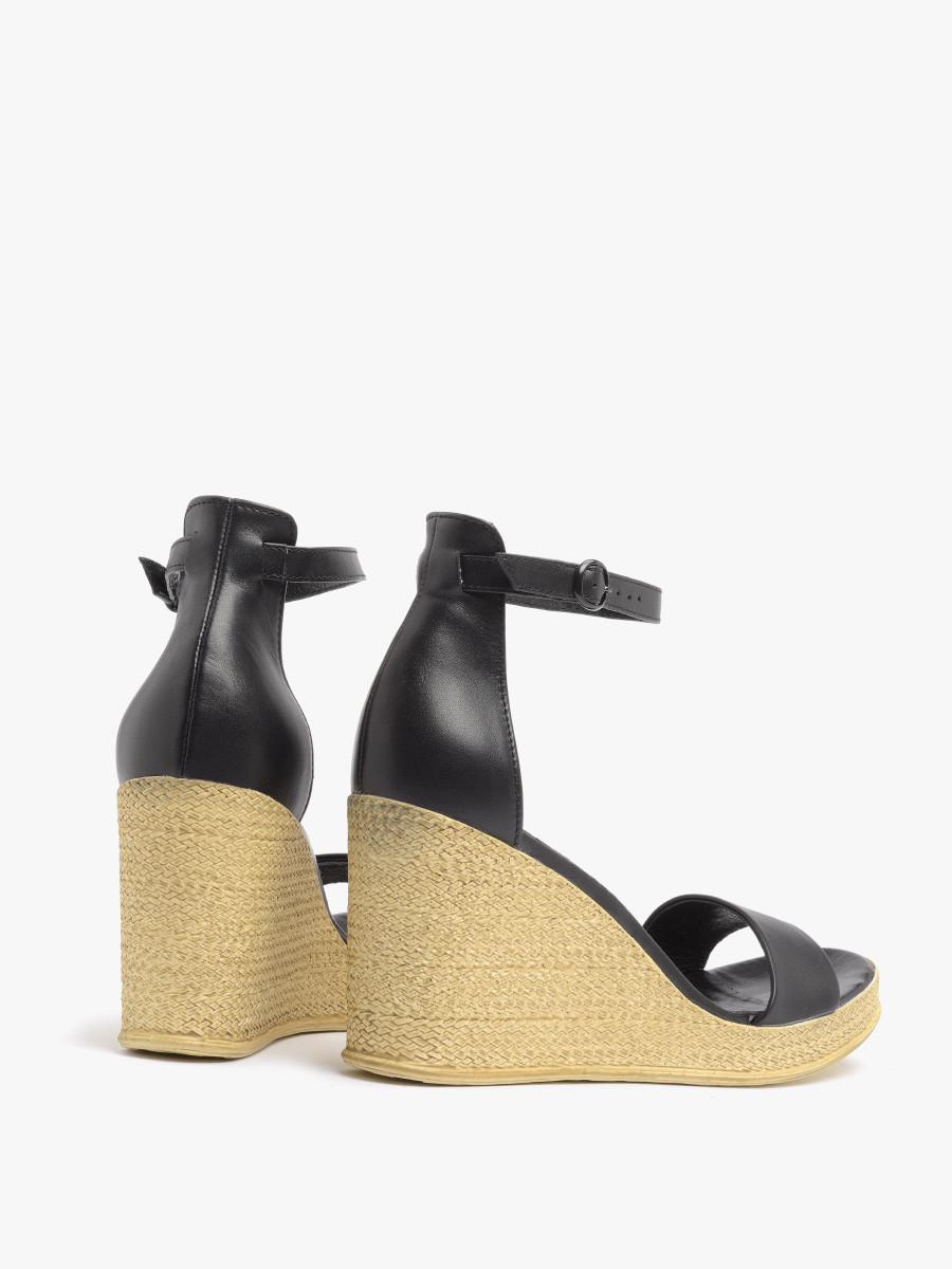 Czarne sanday z zapiciem wokó kostki