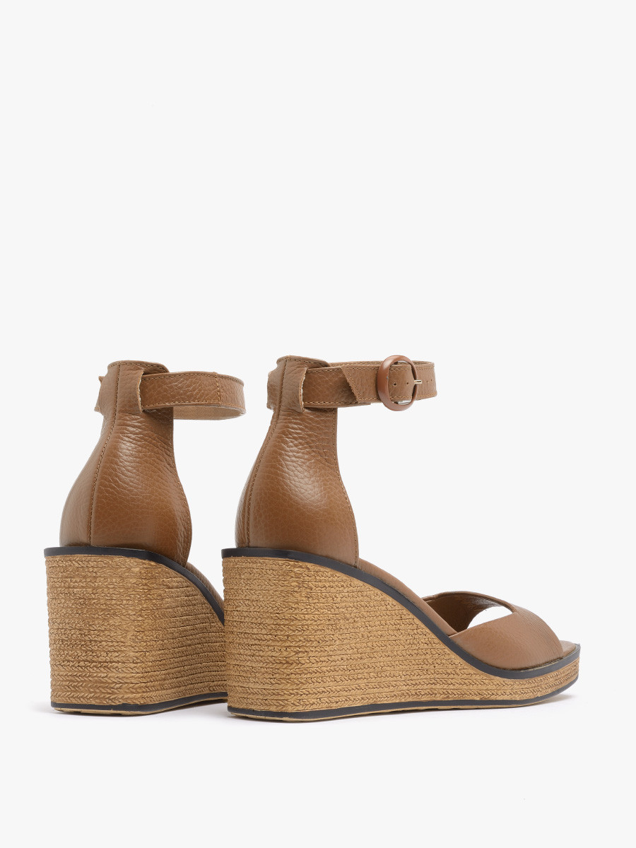 Brzowe sanday z zapiciem wokó kostki