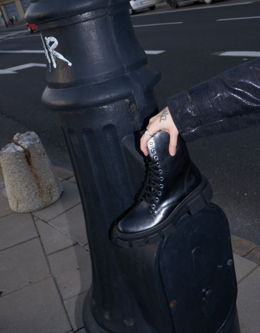 Czarne trzewiki na grubej podeszwie