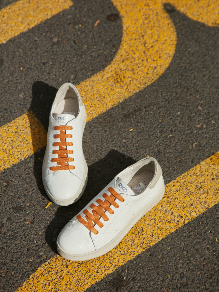 Biay póbut sportowy na beowym spodzie