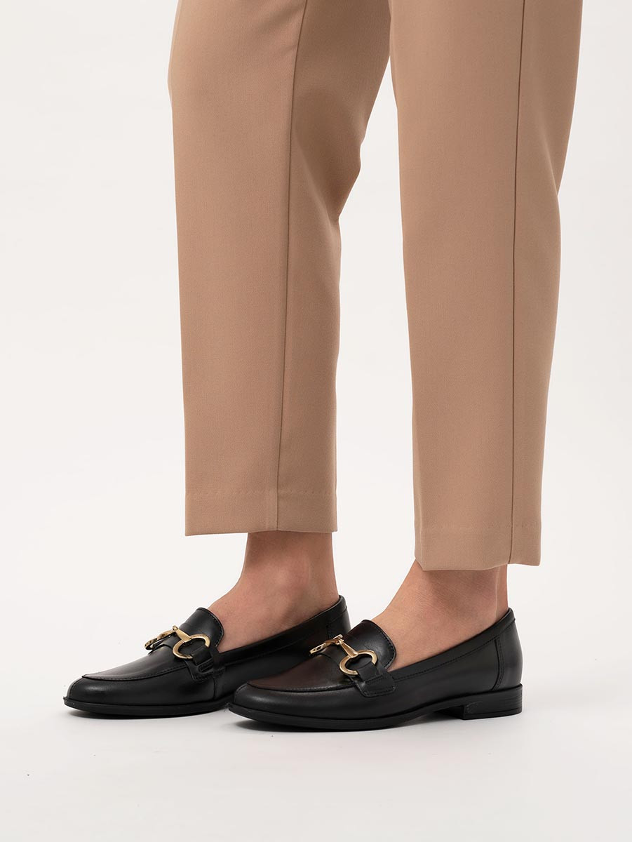 Czarne mokasyny ze zot ozdob