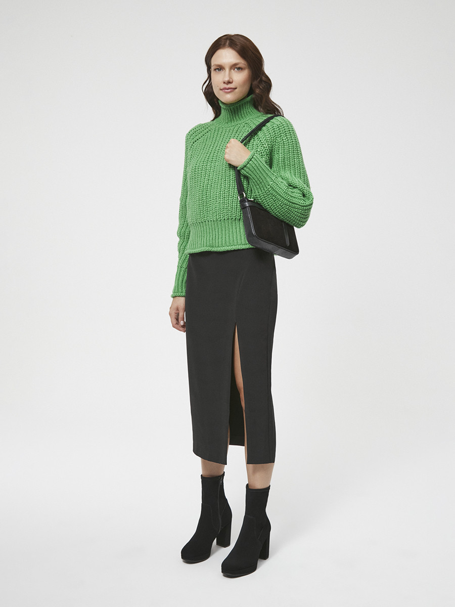 Maa czarna torebka z ozdobnym paskiem