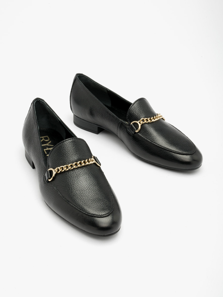 Czarny mokasyn ze zotym ańcuszkiem