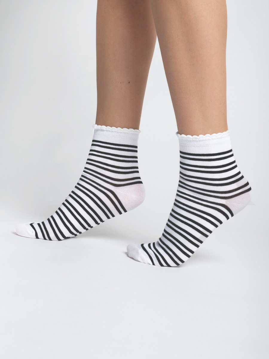 Czarno-biae skarpetki damskie w paski