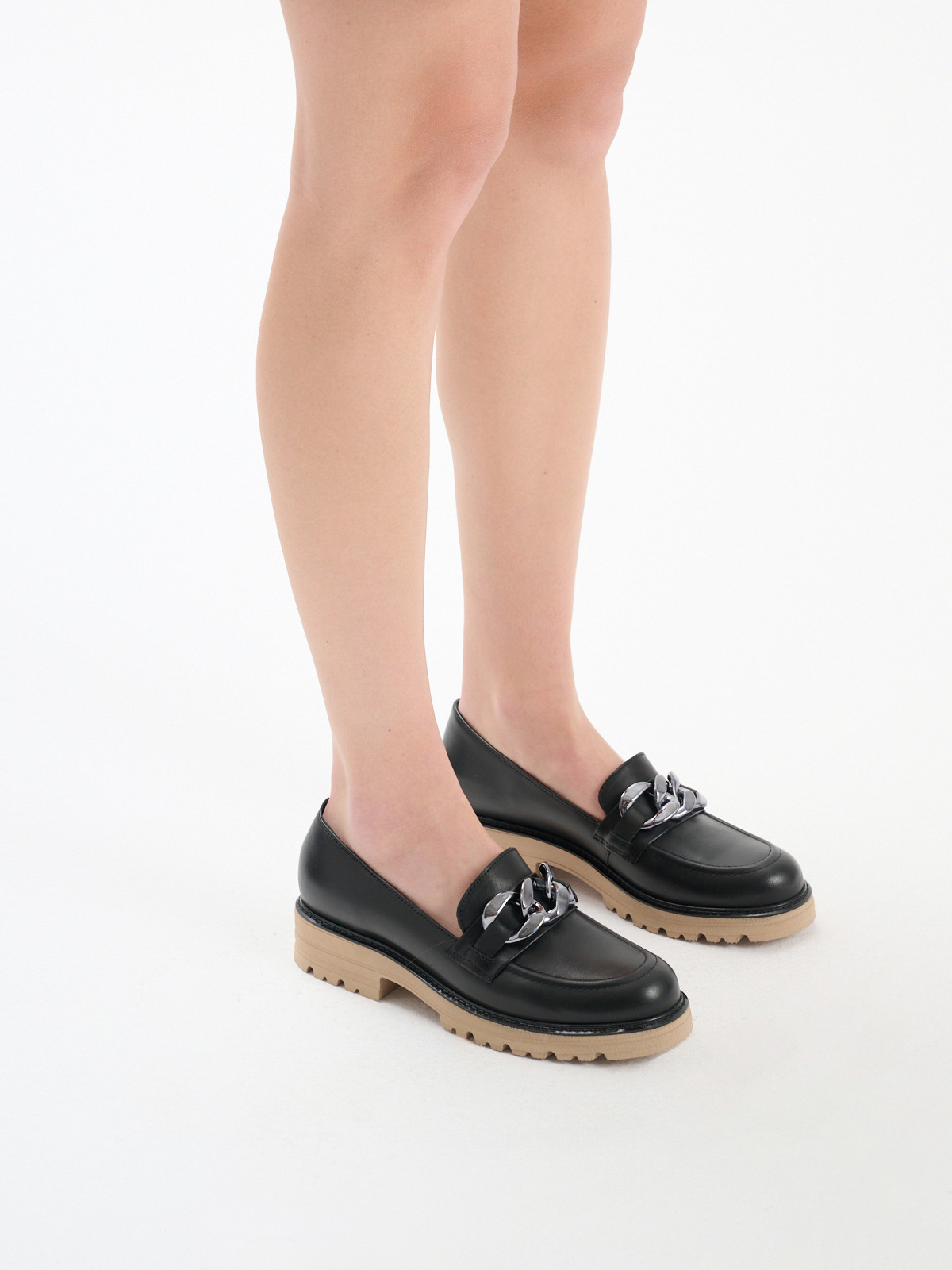 Czarne mokasyny z ozdobnym ańcuchem