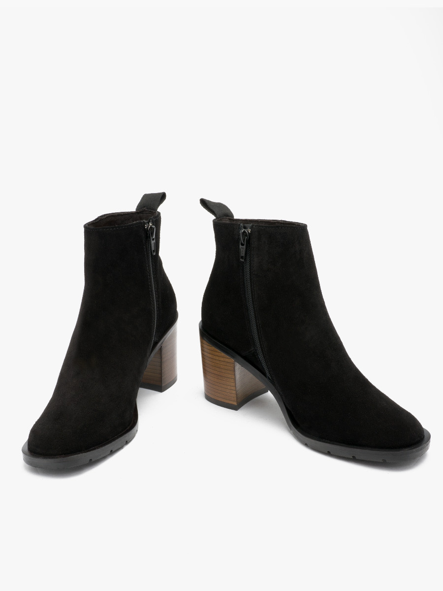 Czarne welurowe botki