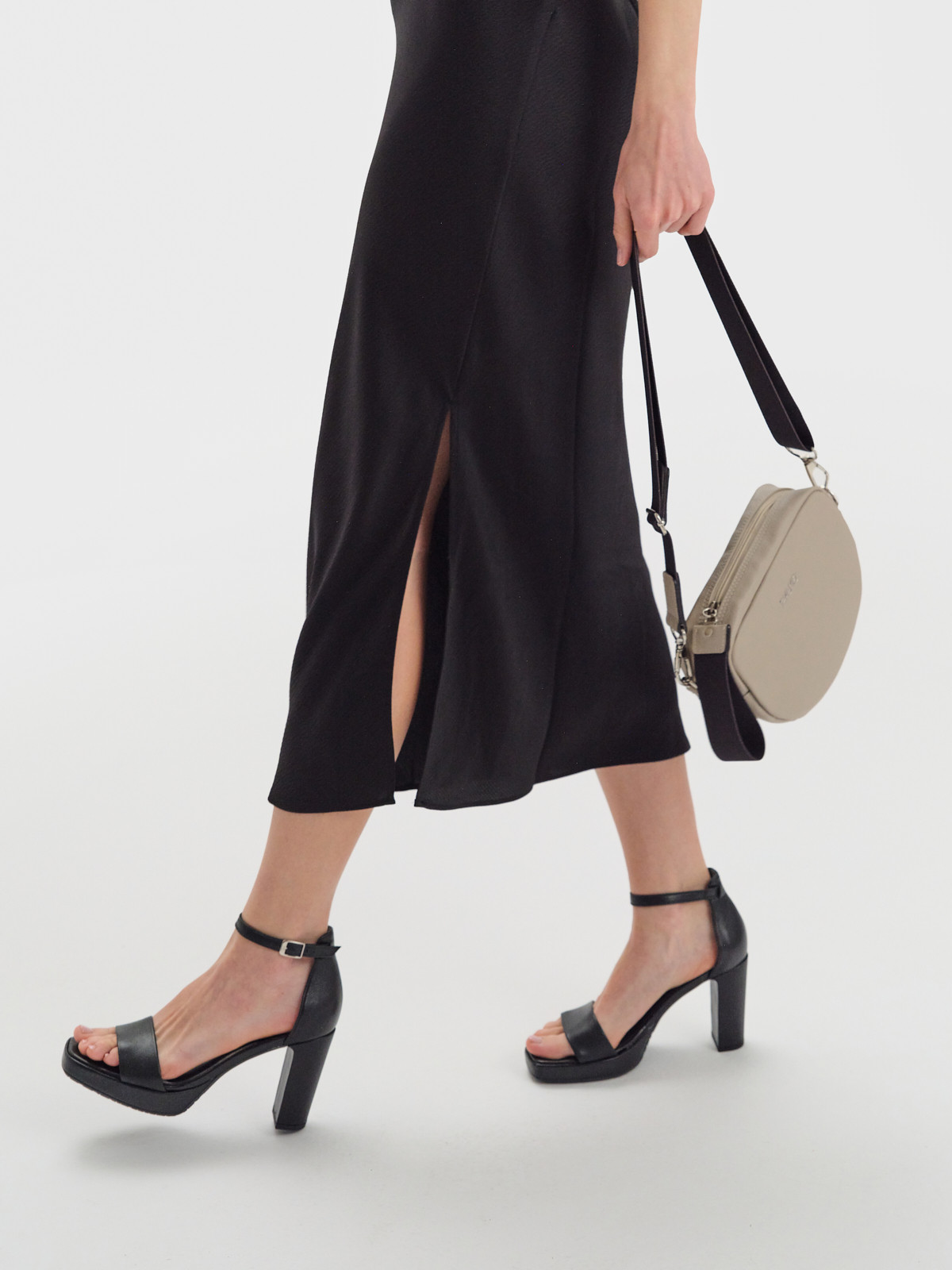 Czarne sanday na wysokim supku i balu