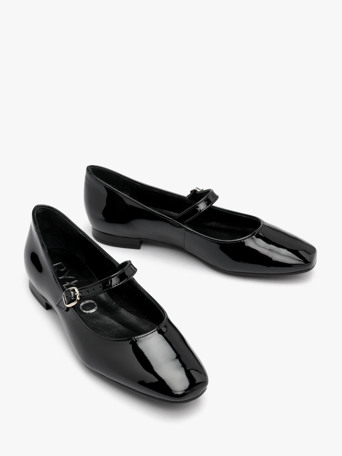 Czarne lakierowane baleriny z ozdobnym zapiciem