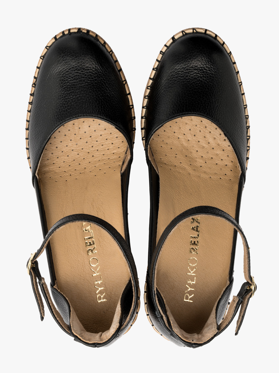 Czarne czóenko z paskiem wokó kostki