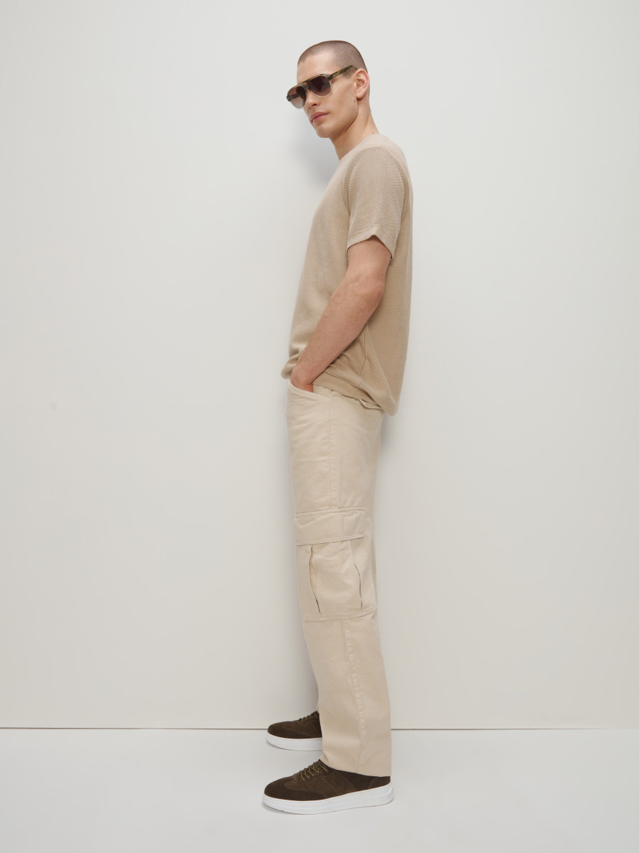 Oliwkowe póbuty sportowe na biaym spodzie