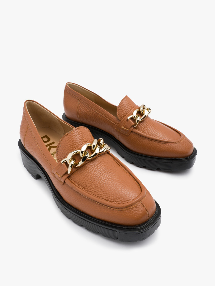 Rude mokasyny ze zotym ańcuchem