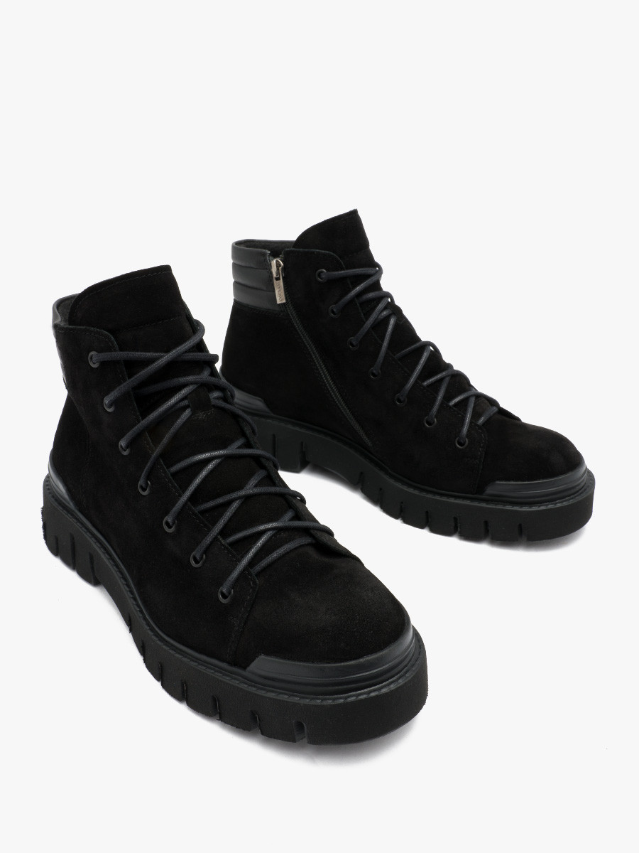 Czarne trzewiki na lekkim spodzie