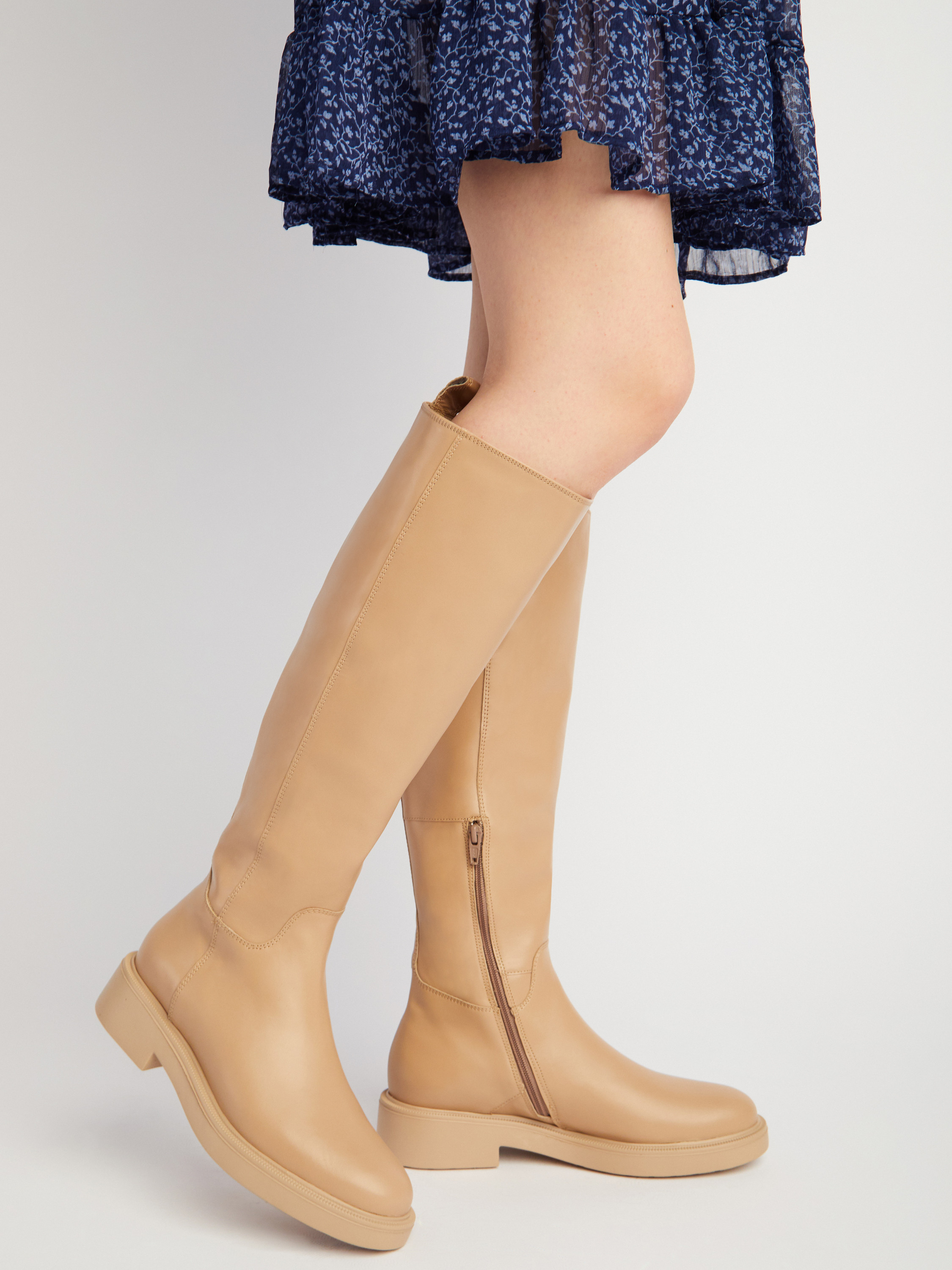 Beowe kozaki z szerok cholewk