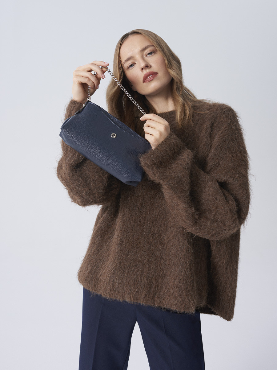 Maa granatowa torebka z ańcuszkiem