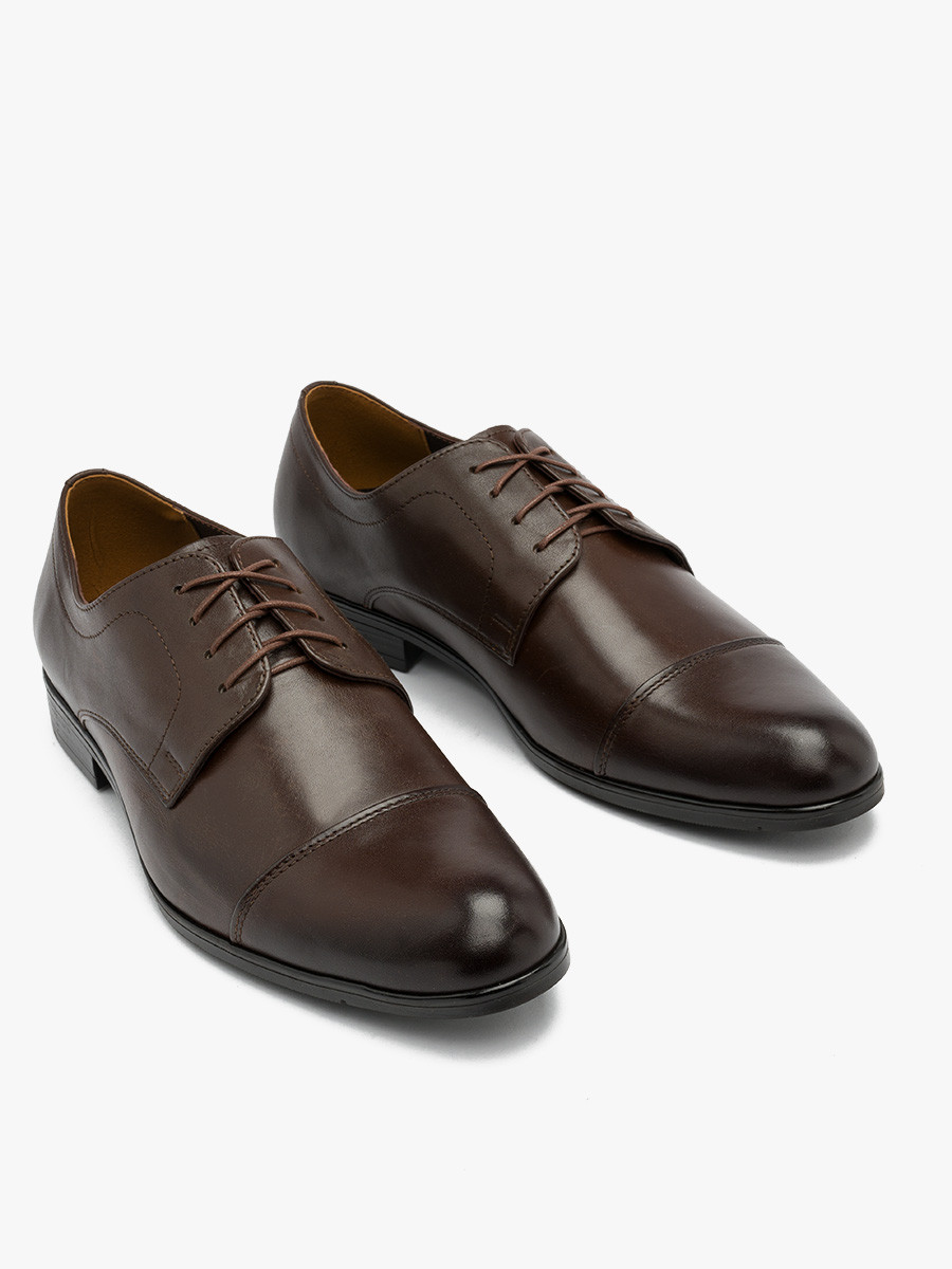 Ciemnobrzowe póbuty z ozdobnymi przeszyciami