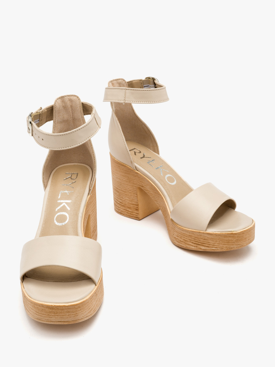 Kremowe sanday na masywnym obcasie i balu