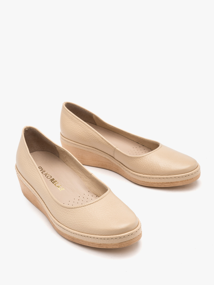 Beowe czóenko na platformie