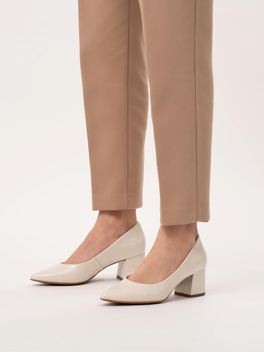 Kremowe czóenka na masywnym obcasie