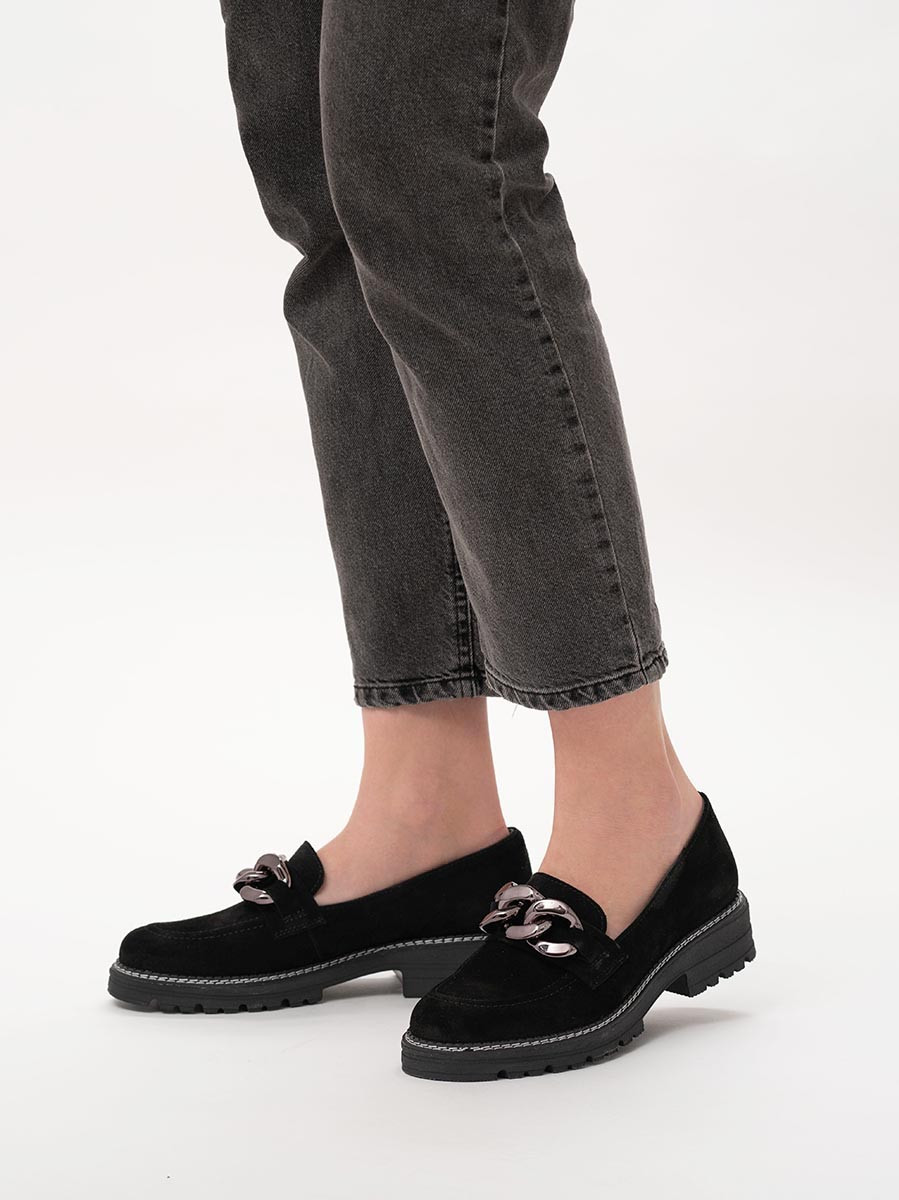 Welurowe mokasyny z ańcuchem