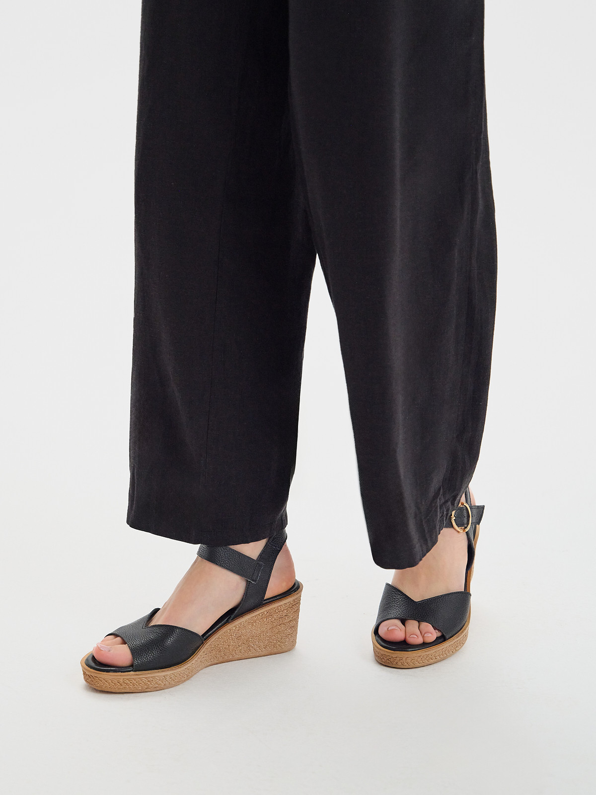 Czarne sanday na koturnie