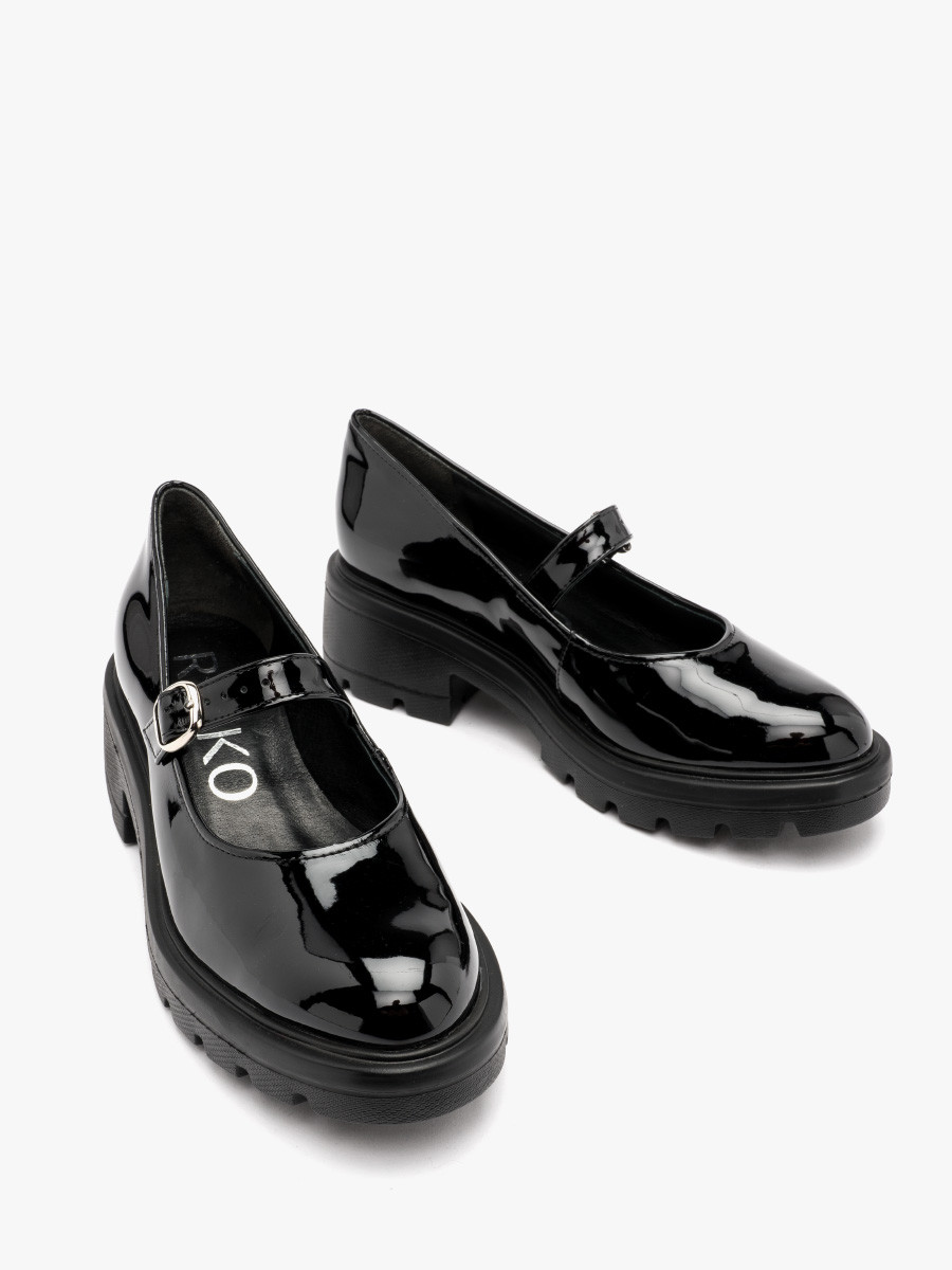 Czarne czóenko na lekkim spodzie