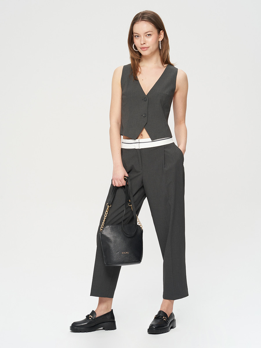 Czarny mokasyn ze zoto-czarn ozdob