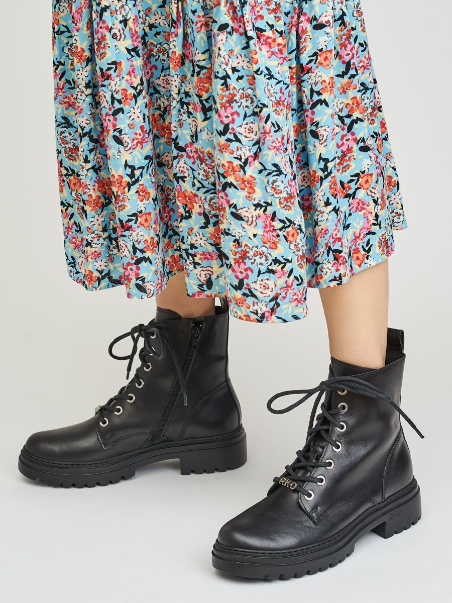 Czarne trzewiki na grubej podeszwie