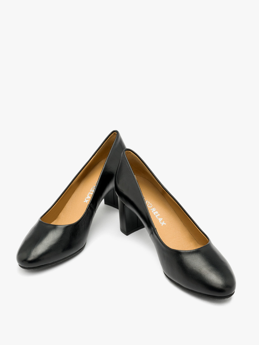 Czarne czóenko na lakierowanym obcasie