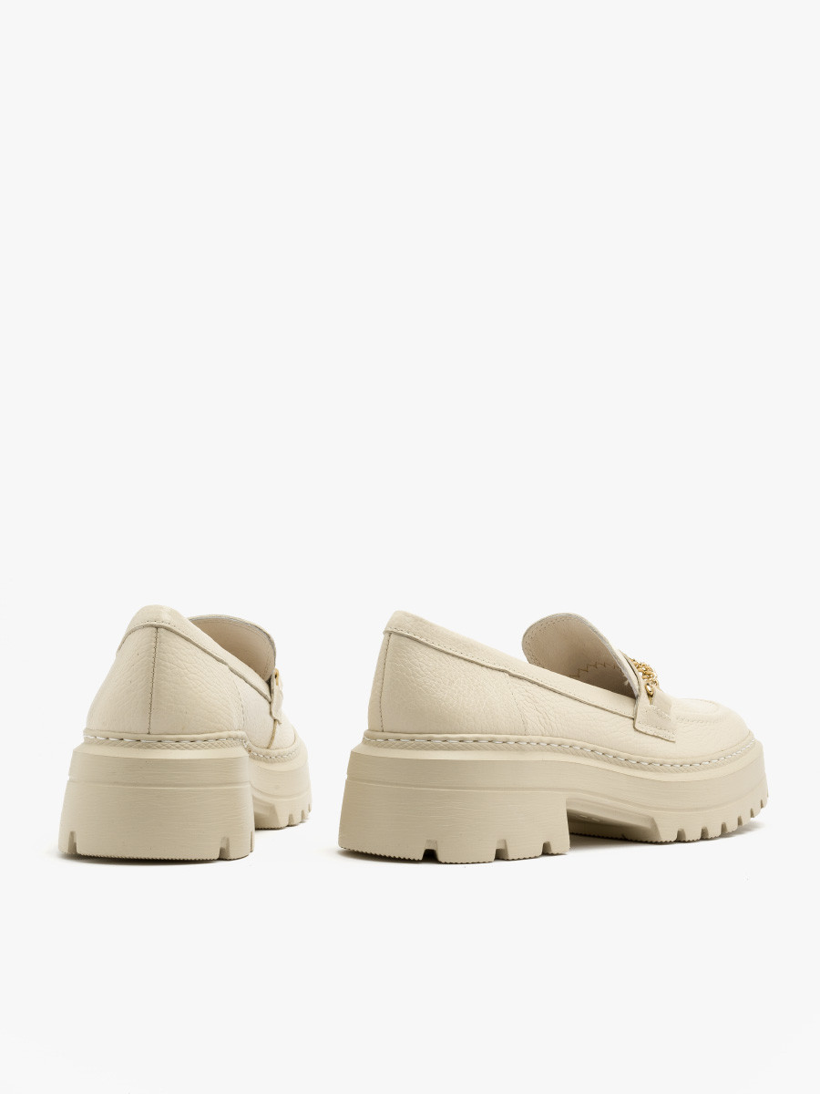 Kremowy mokasyn ze zotym ańcuszkiem